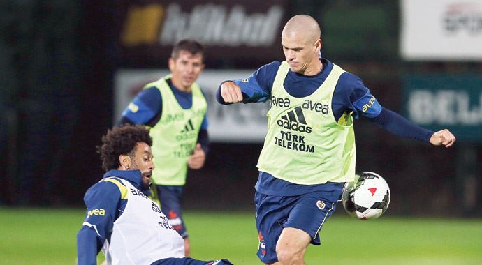 Fenerli futboculardan, G.Saraylı meslektaşlarına gönderme