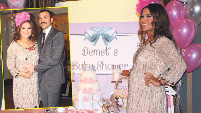 Demet Akalın'ın eşi Okan Kurt çikolata dağıttı Demet Akalın'ın eşi Okan Kurt çikolata dağıttı