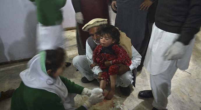 Pakistan&#039;da intihar saldırısı: Çok sayıda ölü ve yaralılar var