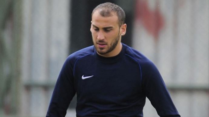 Cenk Tosun resmen Beşiktaş'ta imzayı attı