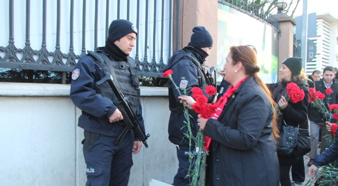 MHP'den polise karanfil