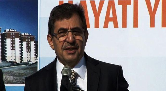 İdris Güllüce: Başbakan gece gündüz çalışıyor