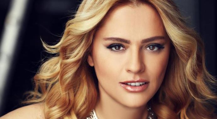 Reyhan Kara o ünlünün kapısında yattı! Reyhan Kara o ünlünün kapısında yattı!