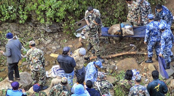 Nepal&#039;de otobüs nehre uçtu: 14 ölü