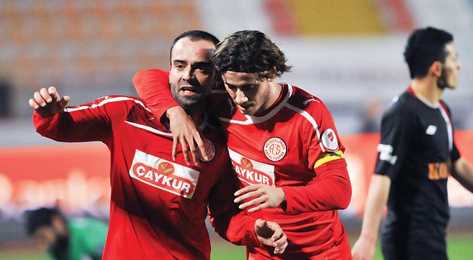 Antalya Elazığspor&#039;u 2-1 yenerek liderliğini sürdürdü