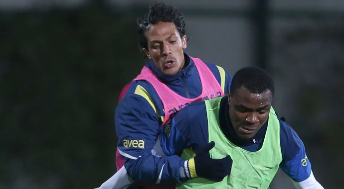 Fenerbahçe'de Emenike takımdan ayrı çalıştı Fenerbahçe'de Emenike takımdan ayrı çalıştı