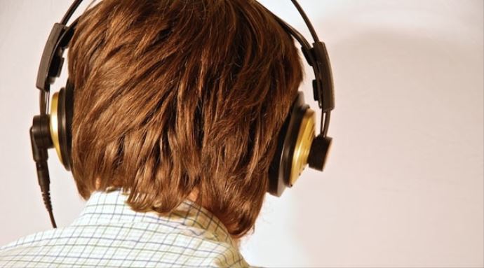 İş yerinde müzik dinleyene ceza!