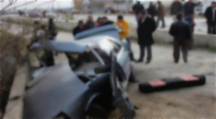 Samsun'da bariyerlere çarpan araçta 2 kişi öldü, 3 kişi yaralandı