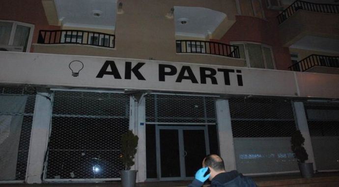 AK Parti Kayapınar ilçe binasına gece bombalı saldırı düzenlendi