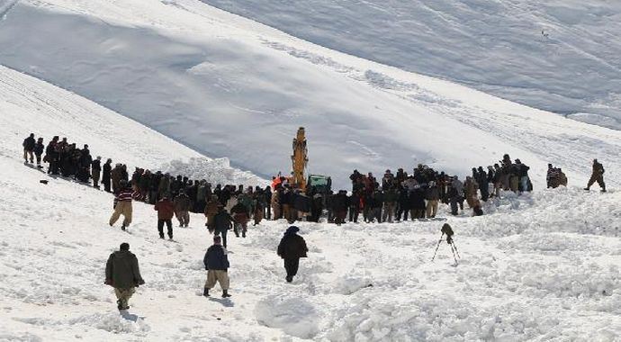 Çığ altındaki İranlı'dan 2'sinin cesedine namaz sonrası ulaşıldı