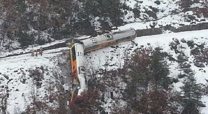 Fransa'da tren raydan çıktı: 2 ölü Fransa'da tren raydan çıktı: 2 ölü