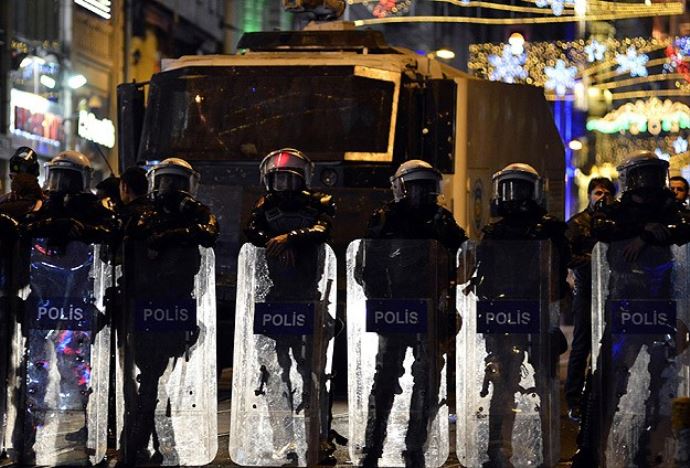 Taksim'deki internet eylemine polis müdahalesi Taksim'deki internet eylemine polis müdahalesi
