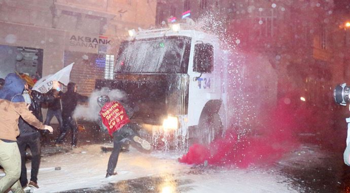 Taksim'de 'internet' gerilimi sürüyor Taksim'de 'internet' gerilimi sürüyor