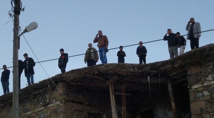 Damdan dama gezerek şebeke arıyor Damdan dama gezerek şebeke arıyor