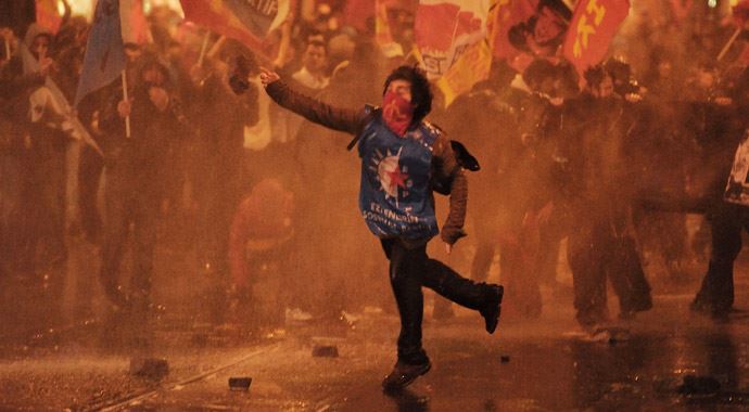 Taksim'i yine yakıp yıktılar Taksim'i yine yakıp yıktılar