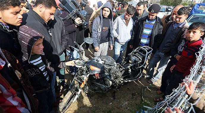 İsrail uçakları, Gazze'de motosikleti hedef aldı İsrail uçakları, Gazze'de motosikleti hedef aldı