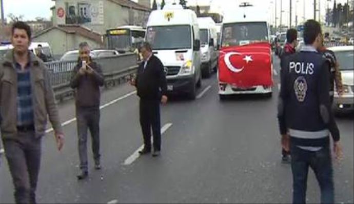 Servisçi eylemi E-5'i kilitledi! Servisçi eylemi E-5'i kilitledi!