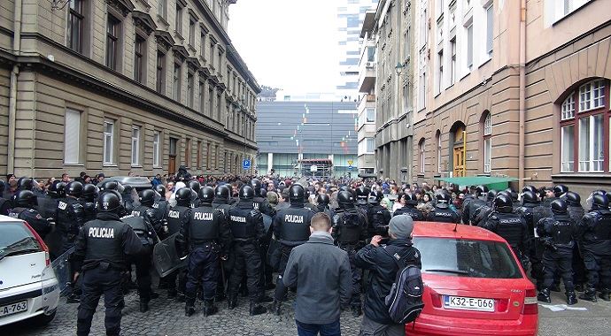 Saraybosna&#039;da büyük protesto sürüyor