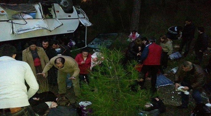 Kayakçıları taşıyan midibüsü devrildi, çok sayıda yaralı var