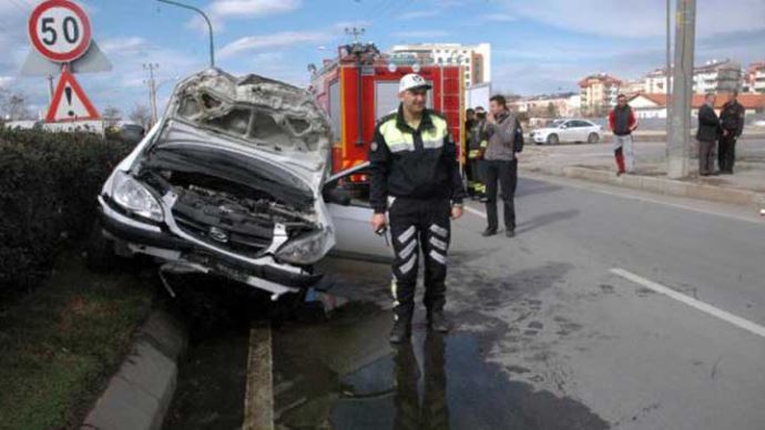 Alkollü sürücü kaza yaptı