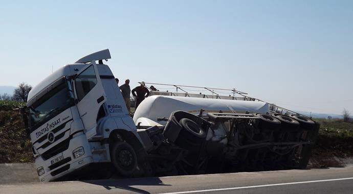 30 ton demir tozu yüklü TIR su kanalına devrildi