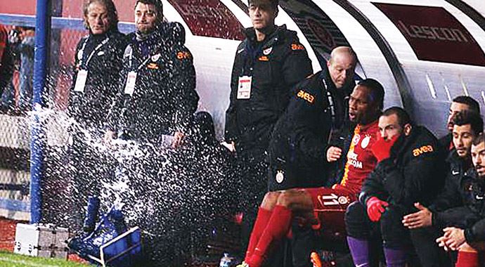 Drogba çıldırdı! Oyundan alınan yıldız oyuncu küplere bindi Drogba çıldırdı! Oyundan alınan yıldız oyuncu küplere bindi