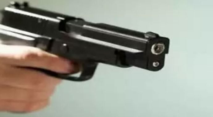 Kuzenini erkekle görünce çılgına döndü! Kafasına silah dayayıp... Kuzenini erkekle görünce çılgına döndü! Kafasına silah dayayıp...