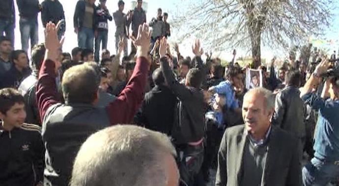 Hüseyin Çelik'i takip eden gazeteciler darbedildi Hüseyin Çelik'i takip eden gazeteciler darbedildi