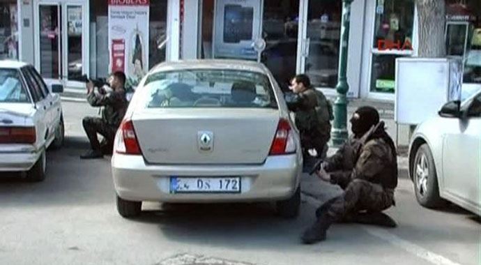 Kars'ta TÜİK binasını basan adam 6 kişiyi öldürüp intihar etti Kars'ta TÜİK binasını basan adam 6 kişiyi öldürüp intihar etti