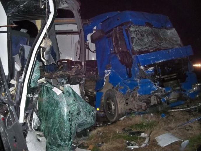 Otobüsle TIR kafa kafaya çarpıştı: 1 ölü