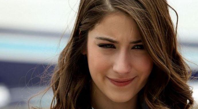 Hazal Kaya yeni imajıyla şaşırttı Hazal Kaya yeni imajıyla şaşırttı