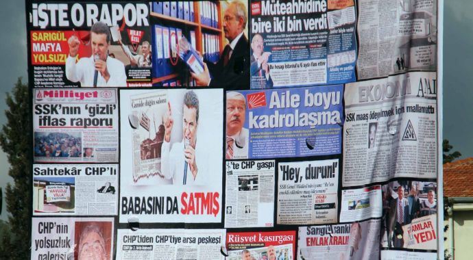 Miting alanına dev 'CHP yolsuzluk galerisi' afişi asıldı