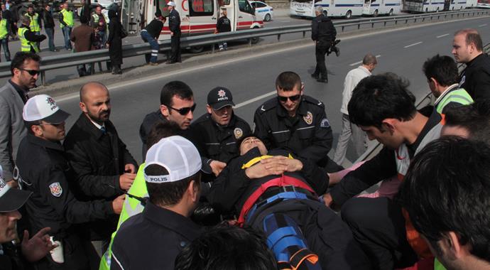 Kazlıçeşme Nevruz kutlamalarında yüksekten düşen polis yaralandı