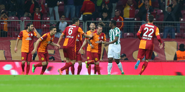 Sneijder önce itti sonra tokalaştı! Sneijder önce itti sonra tokalaştı!