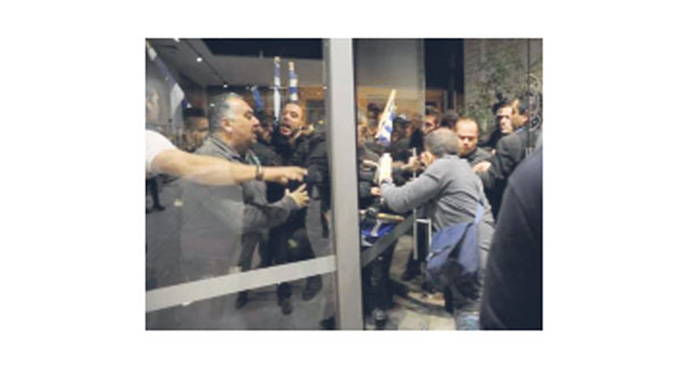 Kıbrıs Rum kesiminde Mehmet Ali Talat'a molotoflu saldırı Kıbrıs Rum kesiminde Mehmet Ali Talat'a molotoflu saldırı