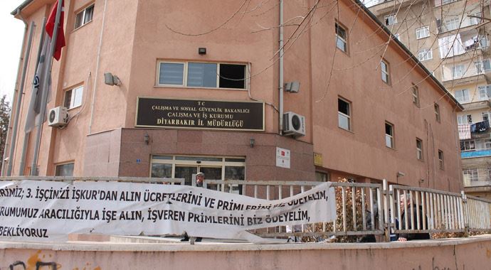 İşsiz vatandaş kendini yakmaya çalıştı İşsiz vatandaş kendini yakmaya çalıştı