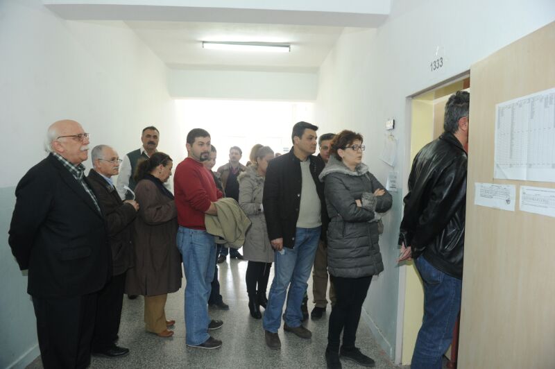 Nabi Avcı oy kuyruğunda 45 dakika bekledi