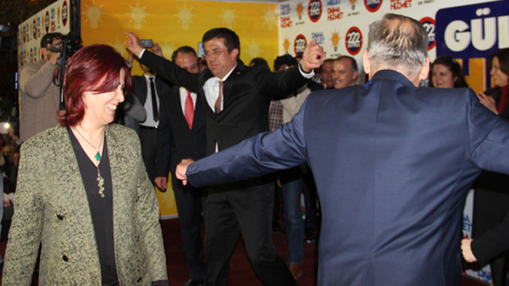 Bakan Nihat Zeybekçi, zeybek oynadı Bakan Nihat Zeybekçi, zeybek oynadı