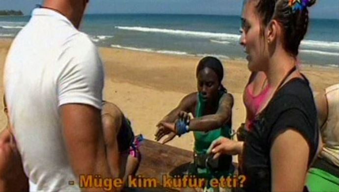 Survivor Serenay'a Twitter'da tepki yağdı! Survivor Serenay'a Twitter'da tepki yağdı!