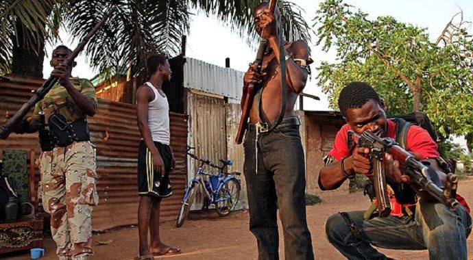 Anti-balaka üyelerinin aileleri Adalet Sarayı bastı Anti-balaka üyelerinin aileleri Adalet Sarayı bastı