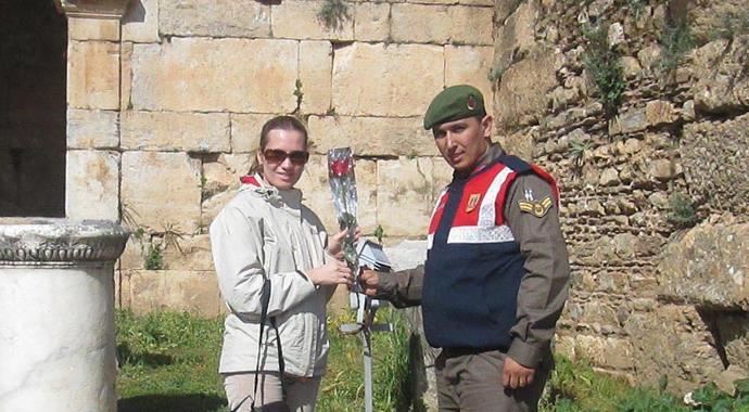 Kadınlar Günü'nde Jandarma'dan karanfil sürprizi Kadınlar Günü'nde Jandarma'dan karanfil sürprizi