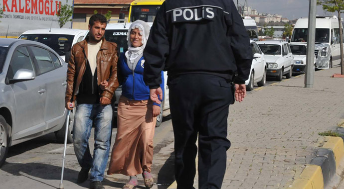 Koltuk değnekli dilenci polisi görünce... Koltuk değnekli dilenci polisi görünce...