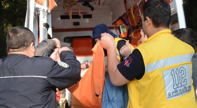 Mezarın üzerinde hareketsiz yatan şahıs polisi alarma geçirdi