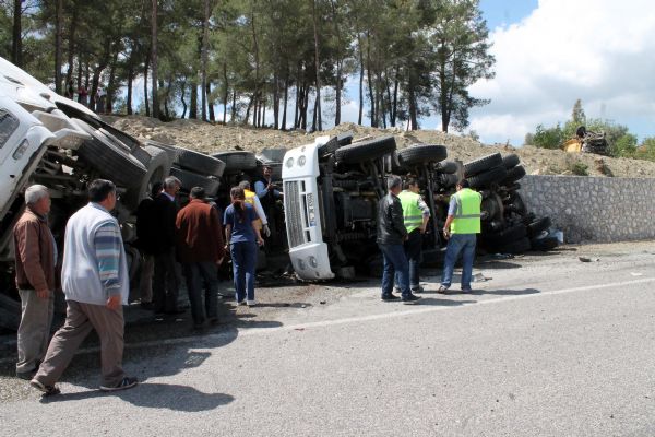 Kazayı seyrederken kazada öldü