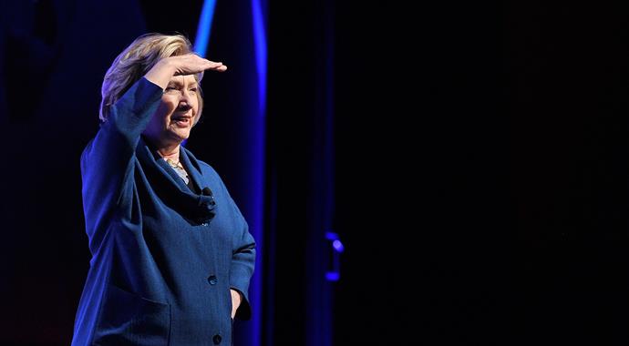 Hillary Clinton&#039;a ayakkabı fırlattılar, işte o anlar