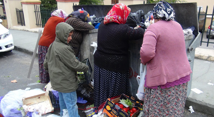 Akşam yemeklerini çöpten topladılar! Akşam yemeklerini çöpten topladılar!
