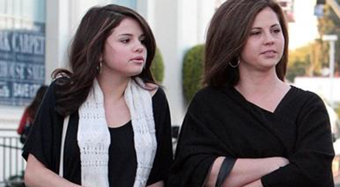 Selena Gomez annesini işten kovdu Selena Gomez annesini işten kovdu