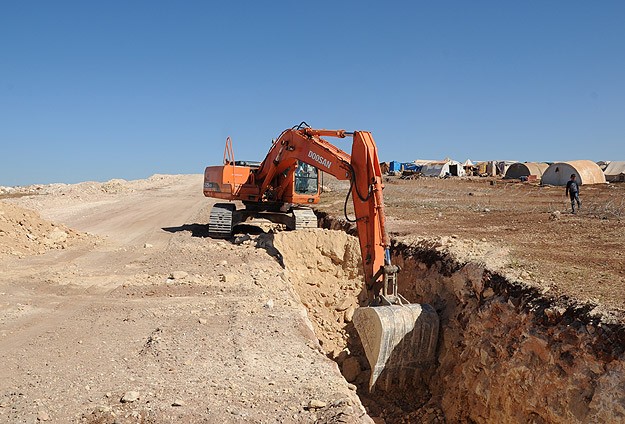 Irak Suriye&#039;den kaçışları önlemek için sınırda hendek kazıyor