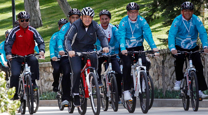 Cumhurbaşkanı Gül, Çankaya Köşkü'nde pedal çevirdi Cumhurbaşkanı Gül, Çankaya Köşkü'nde pedal çevirdi