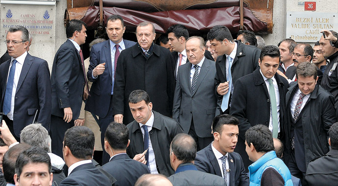 Başbakan'dan hukukçulara çağrı: 'Cesur olun arkanızdayız' Başbakan'dan hukukçulara çağrı: 'Cesur olun arkanızdayız'